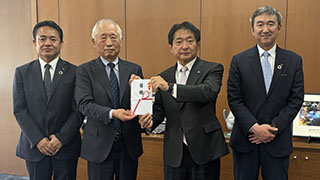 筑邦銀行SDGs私募債「ちくぎん地域応援私募債」を受け、久留米市へ寄付金を贈呈しました。